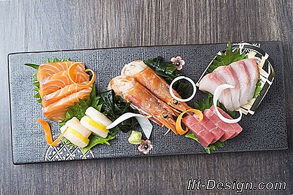 Traditionelle japanische Gerichte: eine große Auswahl an kleinen bunten und raffinierten Stücken