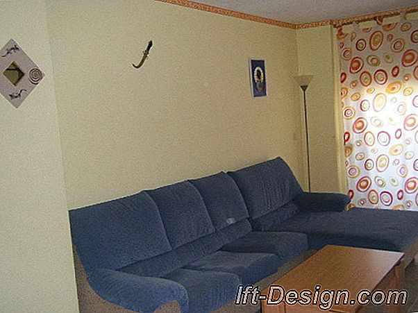 ¿De qué color en las paredes con muebles de pino y muebles blancos?