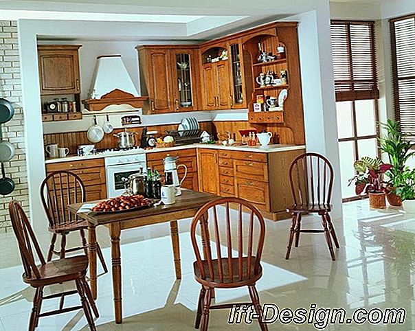 Apa warna di dapur dengan furnitur berwarna cokelat gelap?