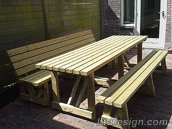 Een picknicktafel in de tuin voor een vakantie-look