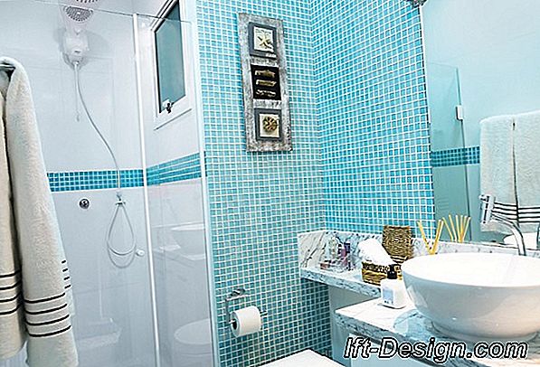 Os azulejos azuis para ampliar o banheiro