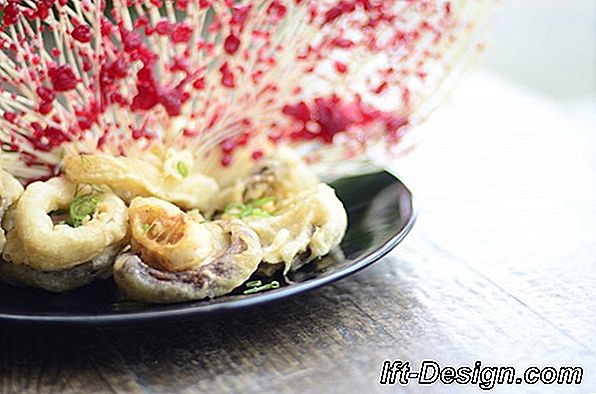 Pratos tradicionais japoneses: uma grande variedade de pequenas peças coloridas e refinadas